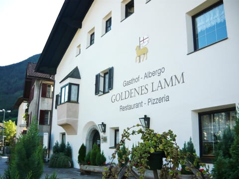 Facade/entrance