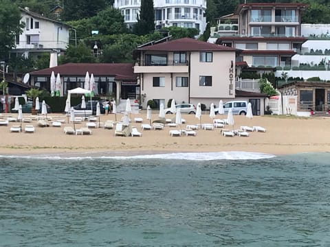 Property building, Facade/entrance, Neighbourhood, Beach