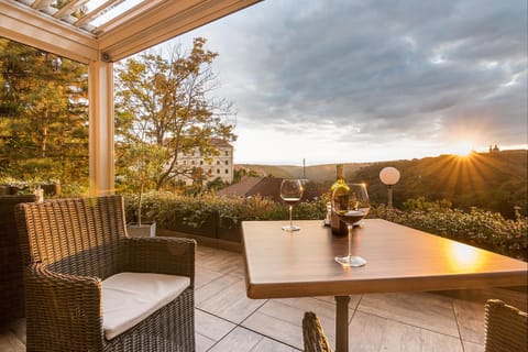 Restaurant/places to eat, Day, Balcony/Terrace, Balcony/Terrace, Lounge or bar, Food and drinks