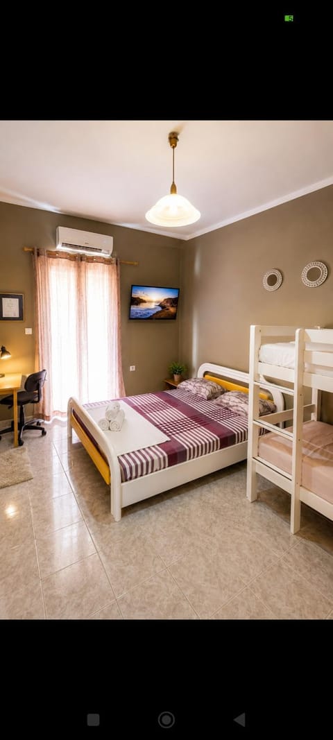 Bedroom, bunk bed