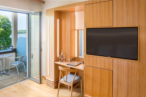 TV and multimedia, Seating area, Bedroom