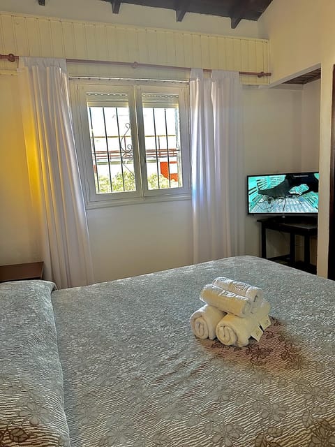 Bed, TV and multimedia, Photo of the whole room, Bedroom, towels