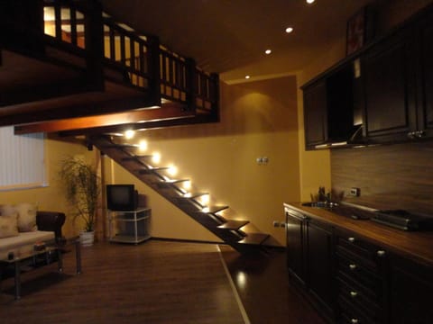 Photo of the whole room, Text overlay