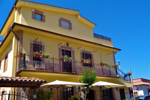 Nearby landmark, Restaurant/places to eat, Beach, Supermarket/grocery shop, Shopping Area