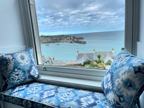 Waves End, St Ives, Hot tub and Parking House in Saint Ives