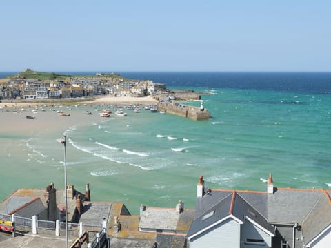 Waves End, St Ives, Hot tub and Parking House in Saint Ives