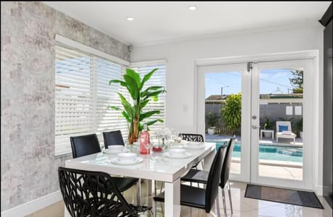 Pool House 3B-2B King Bed - BBQ - EV House in Hollywood