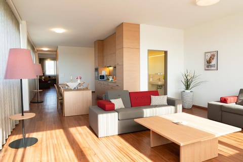 Kitchen or kitchenette, Living room, Seating area, Dining area