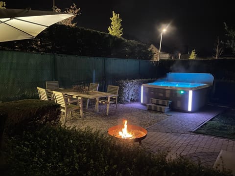 Property building, Garden, Hot Tub, Spa and wellness centre/facilities, towels