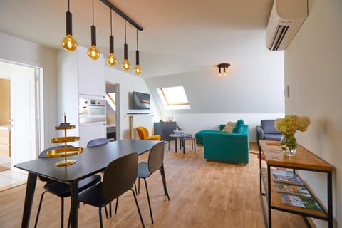 TV and multimedia, Coffee/tea facilities, Living room, Seating area, Dining area