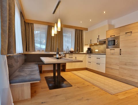 Kitchen or kitchenette, Seating area