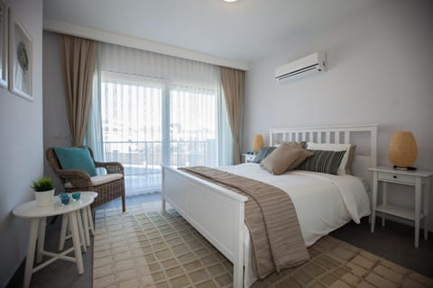 Bed, Bedroom, Garden view, Mountain view, Pool view, children, young children, older children, group of guests, Family