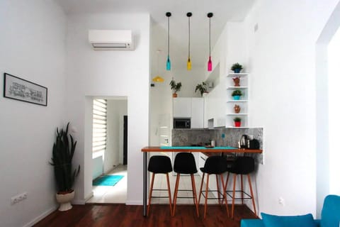 Kitchen or kitchenette, Seating area, Dining area