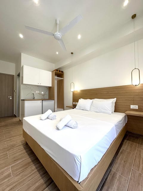 Bed, Kitchen or kitchenette, Bedroom, fireplace, towels