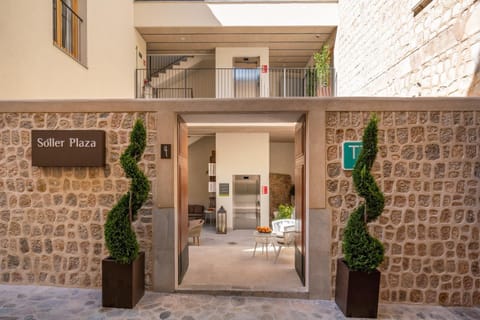 Facade/entrance, Day, Property logo or sign, elevator