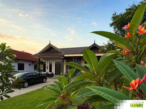 Property building, Day, Natural landscape, Garden, Garden view, Parking