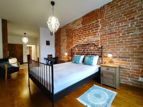 Bed, Photo of the whole room, Seating area, Bedroom