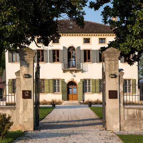 Property building, Facade/entrance, Day, Landmark view
