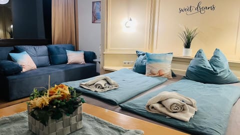 Bed, Photo of the whole room, Seating area