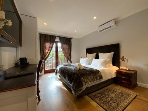 Bed, Coffee/tea facilities, Photo of the whole room, Bedroom, Pool view