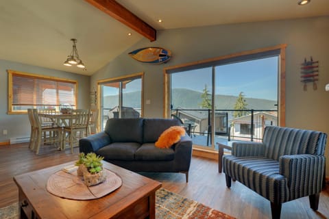 Newfie Seaside Retreat House in Cowichan Valley