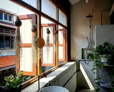 Toilet, Balcony/Terrace, Street view
