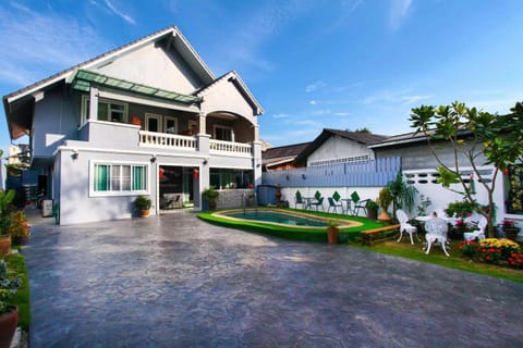 Property building, Facade/entrance, Garden