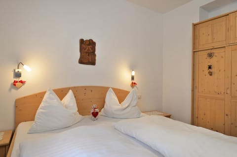 Bed, Photo of the whole room, Decorative detail, Bedroom