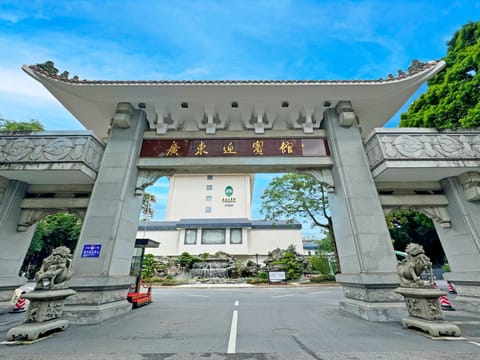 Facade/entrance, Location