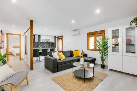 TV and multimedia, Kitchen or kitchenette, Living room, Dining area, minibar, air conditioner
