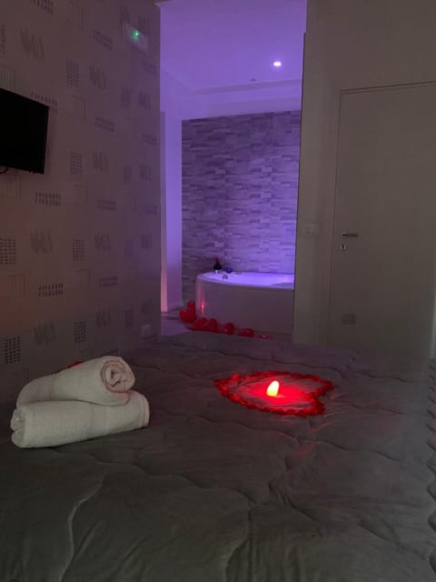 Bed, Night, Hot Tub, TV and multimedia, Photo of the whole room, Bedroom, towels