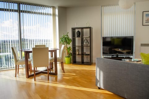 TV and multimedia, Living room, Seating area, Dining area