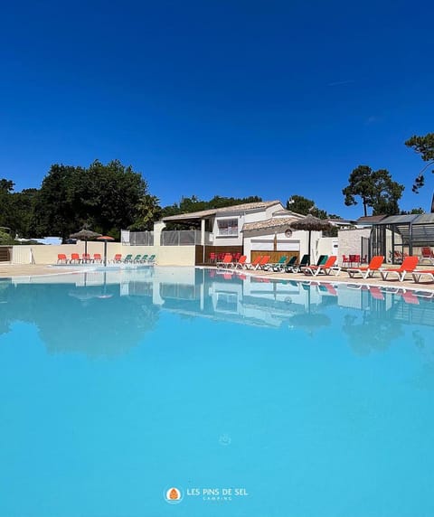 Restaurant/places to eat, Pool view, Swimming pool, sunbed