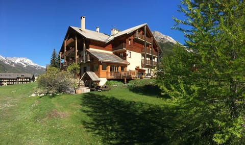 Property building, Skiing, Hiking, Mountain view, Seasons, Parking