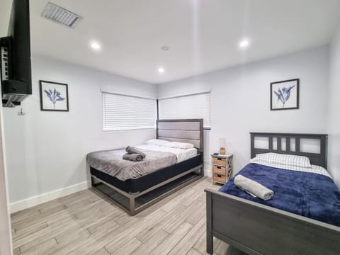 Downtown Hollywood - 3 miles to Beach - Sleeps 8 House in Hollywood