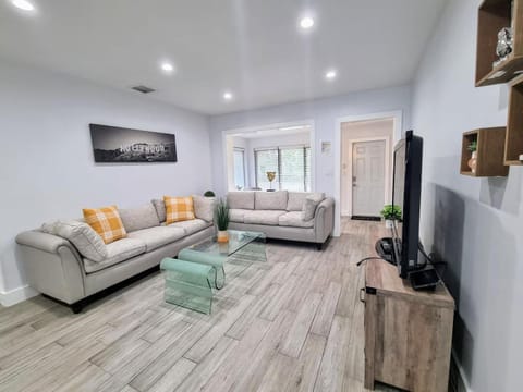 Downtown Hollywood - 3 miles to Beach - Sleeps 8 House in Hollywood
