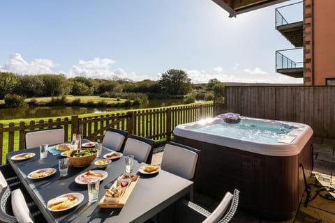 Property building, Hot Tub, Balcony/Terrace, Dining area, Lake view