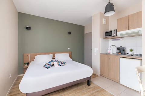 Bed, Coffee/tea facilities, Kitchen or kitchenette, Bedroom, microwave