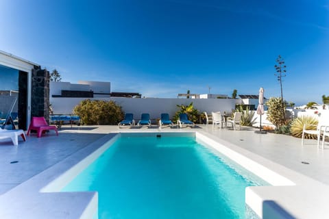 Property building, Swimming pool, sunbed
