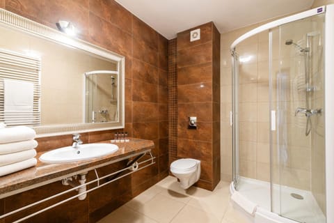 Shower, Toilet, Bathroom, towels