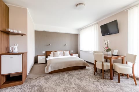 Bed, TV and multimedia, Photo of the whole room, Seating area, Bedroom