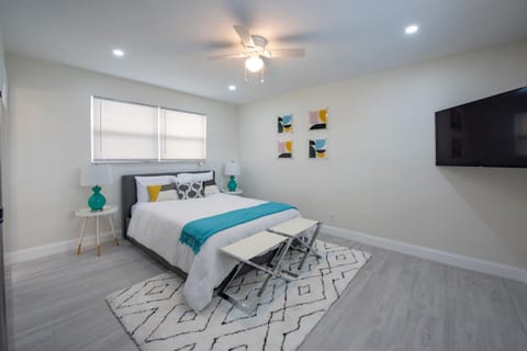 Bed, Photo of the whole room, fireplace