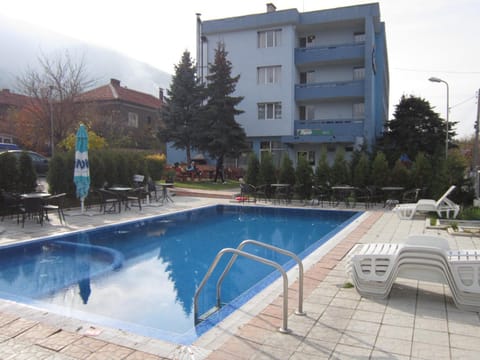 Property building, Day, Swimming pool