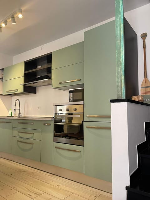 Kitchen or kitchenette, pet friendly, stove