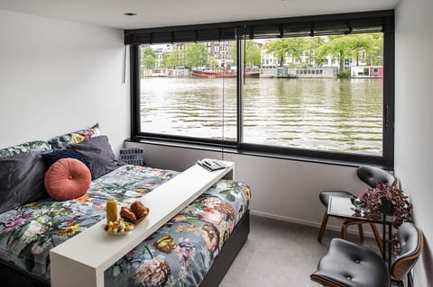 Photo of the whole room, River view