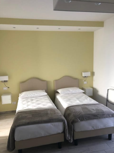 Shower, Toilet, Bathroom, TV and multimedia, Kitchen or kitchenette, Bedroom