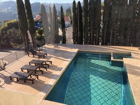 Property building, Day, Mountain view, Pool view, Swimming pool, sunbed