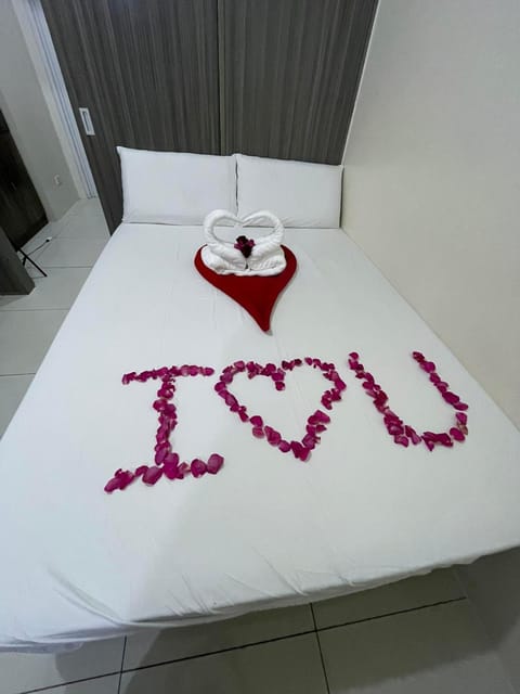 Bed, towels