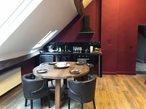 Kitchen or kitchenette, Dining area