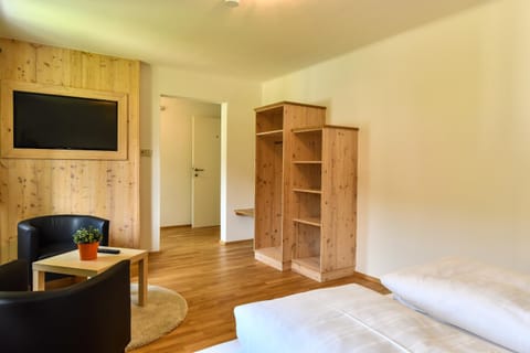 TV and multimedia, Photo of the whole room, Seating area